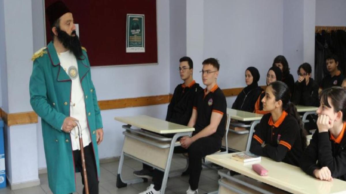 Rize’de ezber bozan tarih eğitimi: Öğretmen derse tarihi figürlerin kostümüyle giriyor
