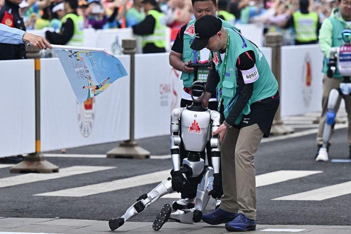 Robotlar ve insanlar ilk kez aynı maratonda koştu: İnsanlar robotlara fark attı