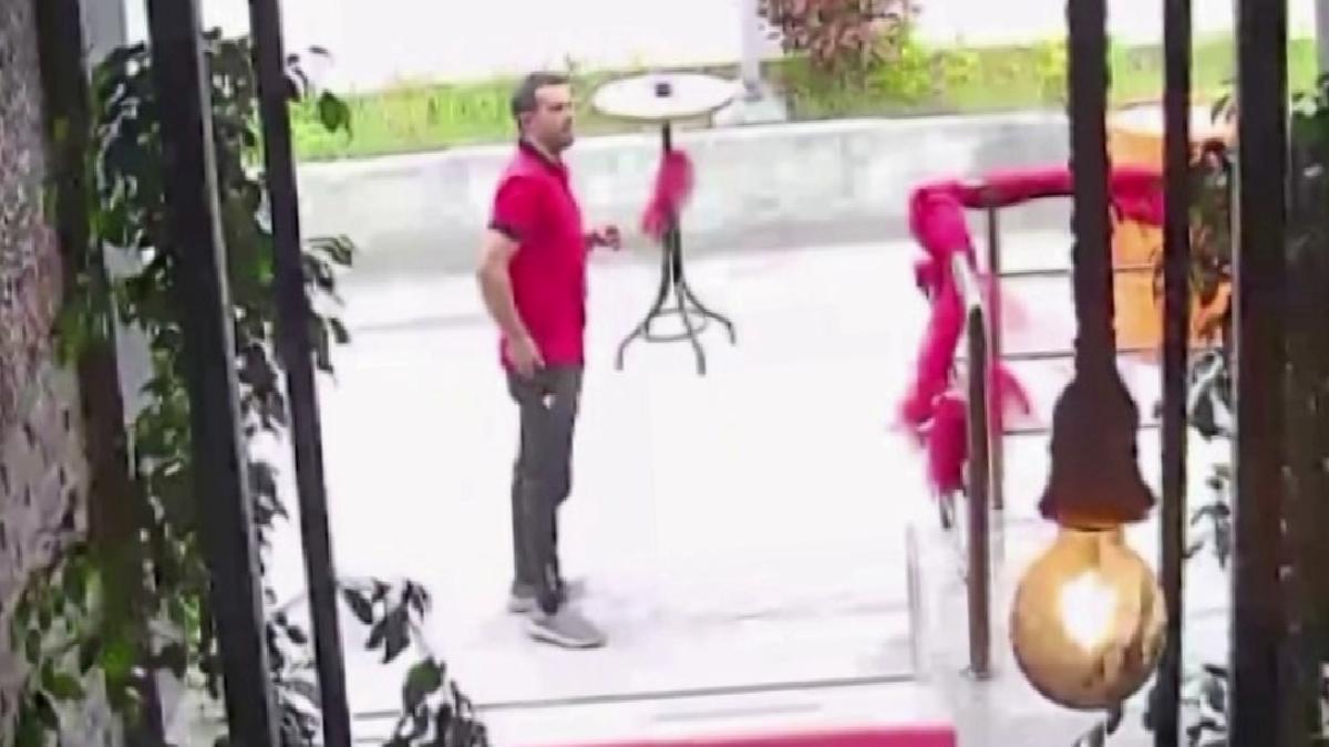 Sakarya’da depremden kaçarken çayını da yanına aldı