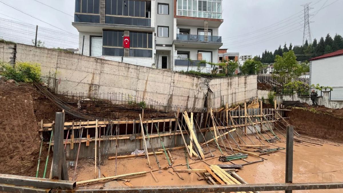 Sakarya’da tahliye edilen binadaki hasar gün ağarınca ortaya çıktı
