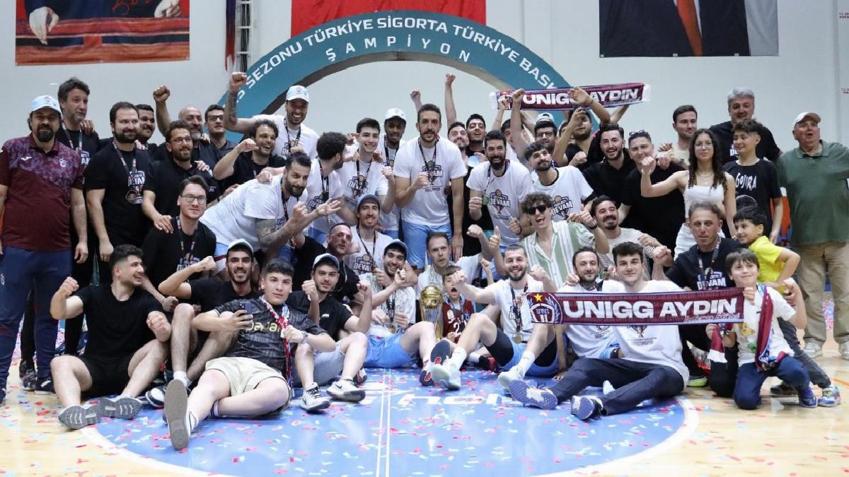 Şampiyon Trabzonspor kupasını aldı