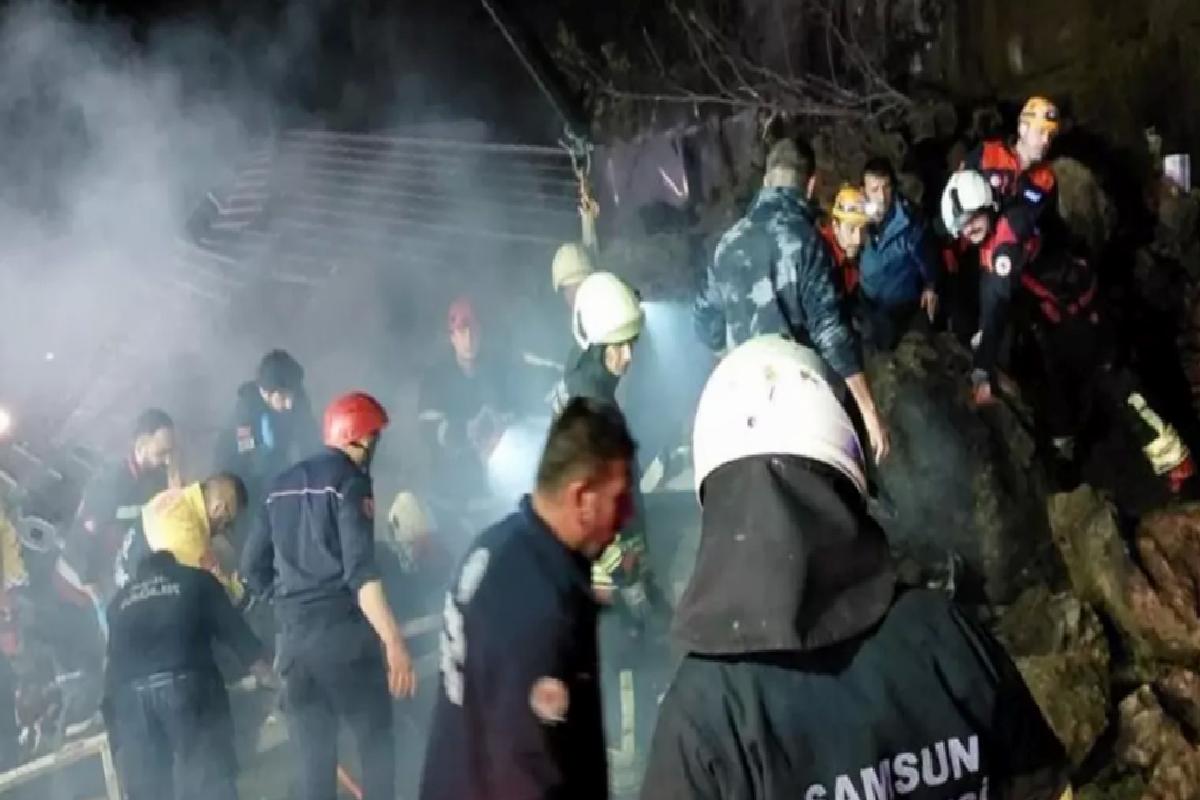 Samsun’da heyelan faciası! Dağdan kopan kayalar aracın üstüne düştü, mahsur kalanlar var!