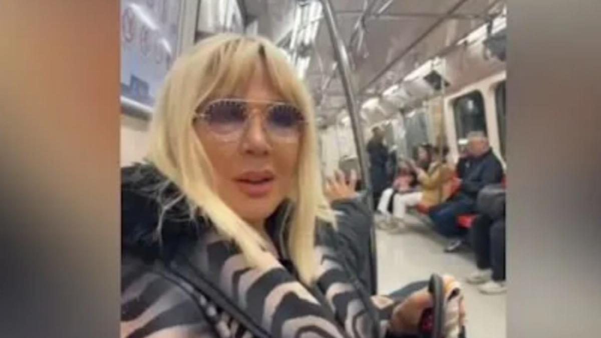 Şarkıcı Safiye Soyman metroya bindi! Deneyimini sosyal medyadan paylaştı