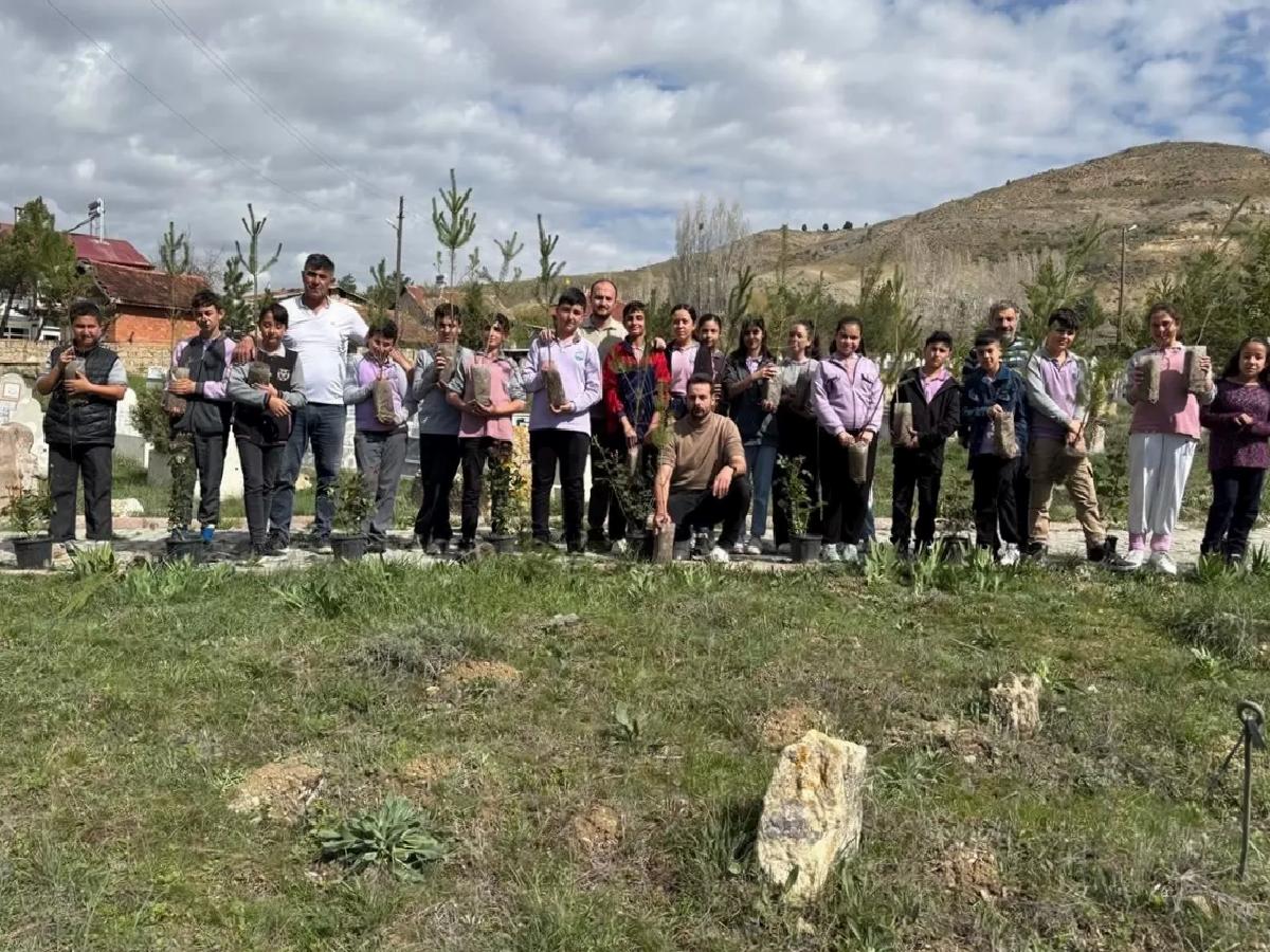 Şarkışla’da öğrenciler köy mezarlığına fidan ve gül dikti