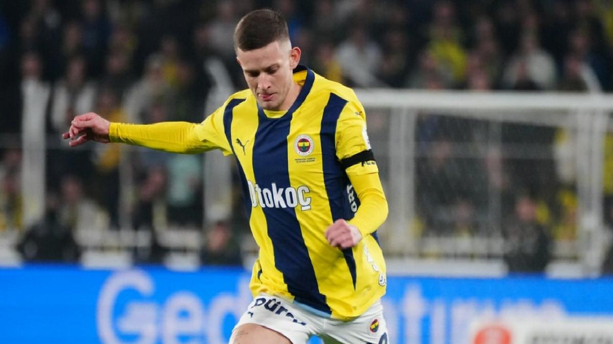 Sebastian Szymanski, Fenerbahçe’de 100. resmi maçına çıktı