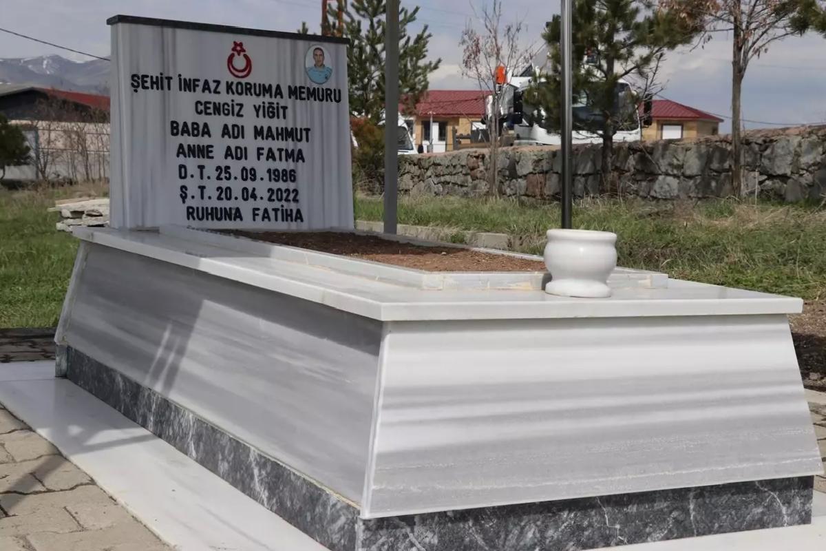 Şehit infaz koruma memuru Yiğit, Ağrı’da mezarı başında anıldı