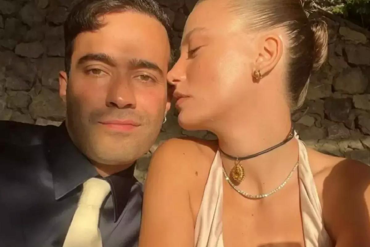Serenay Sarıkaya ve Mert demir havalimanında dudak dudağa