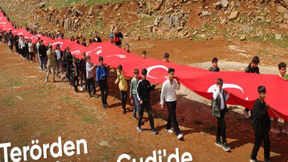 Şırnak’ta 105 çocuk, Cudi Dağı’nda 105 metrelik Türk bayrağıyla yürüdü