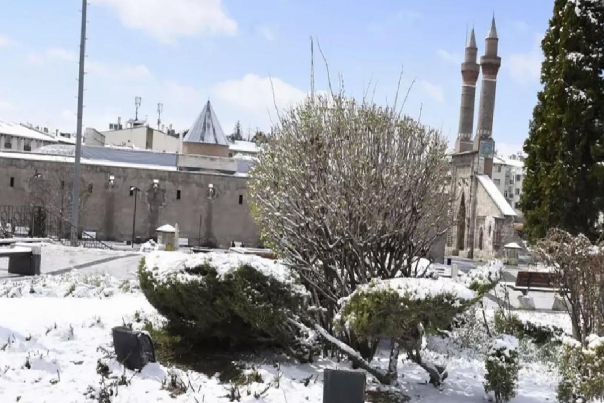 Sivas, nisan ayında eksi 17 derece ile buz kesti