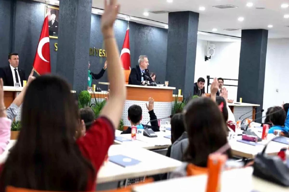 Sivas’ta 23 Nisan Coşkusu: Öğrenciler Meclis Üyesi Oldu