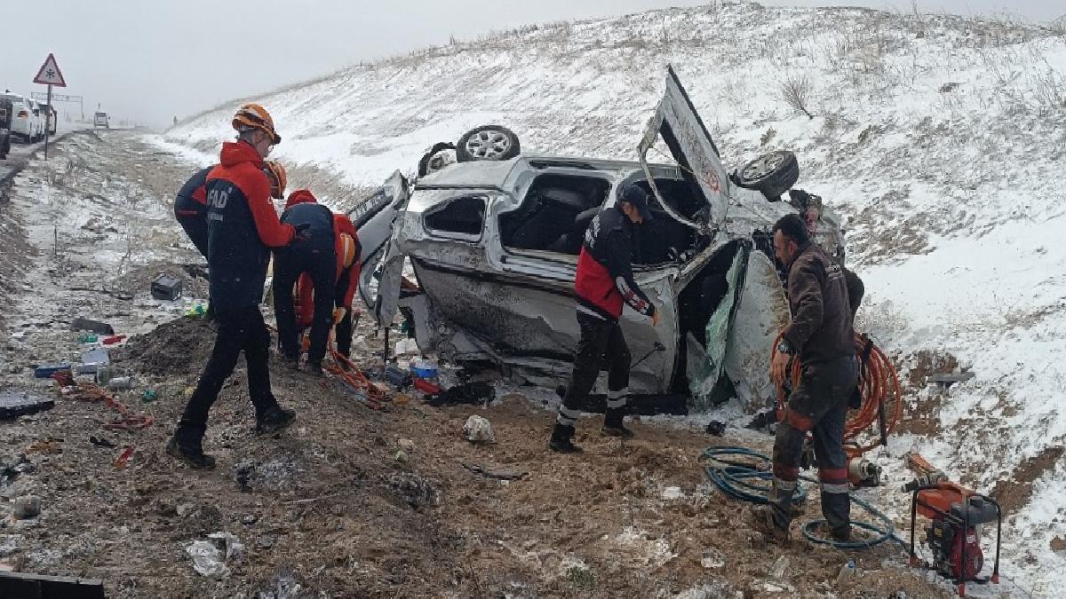 Sivas’ta aşırı hız nedeniyle takla atan araçta 3 kişi yaralandı