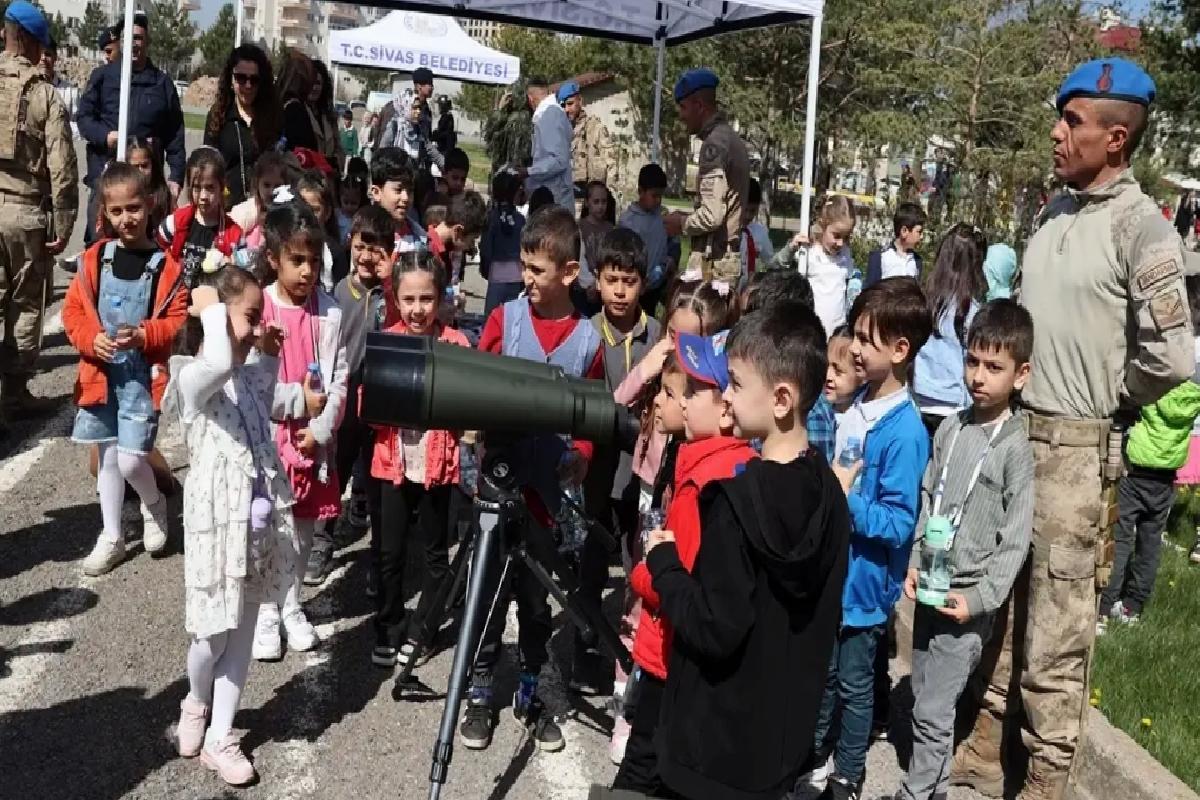 Sivas’ta Çocuklara Jandarma Ziyareti