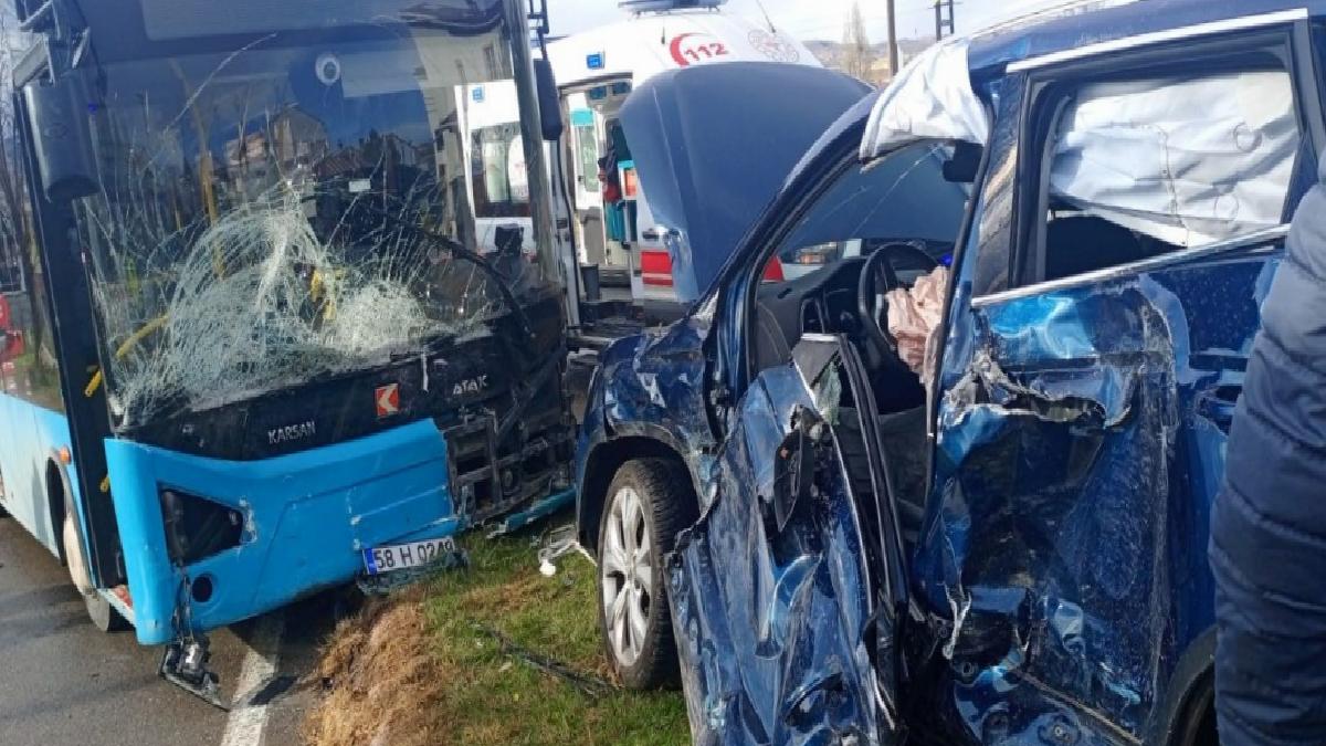 Sivas’ta halk otobüsü ile cip çarpıştı: 3 yaralı