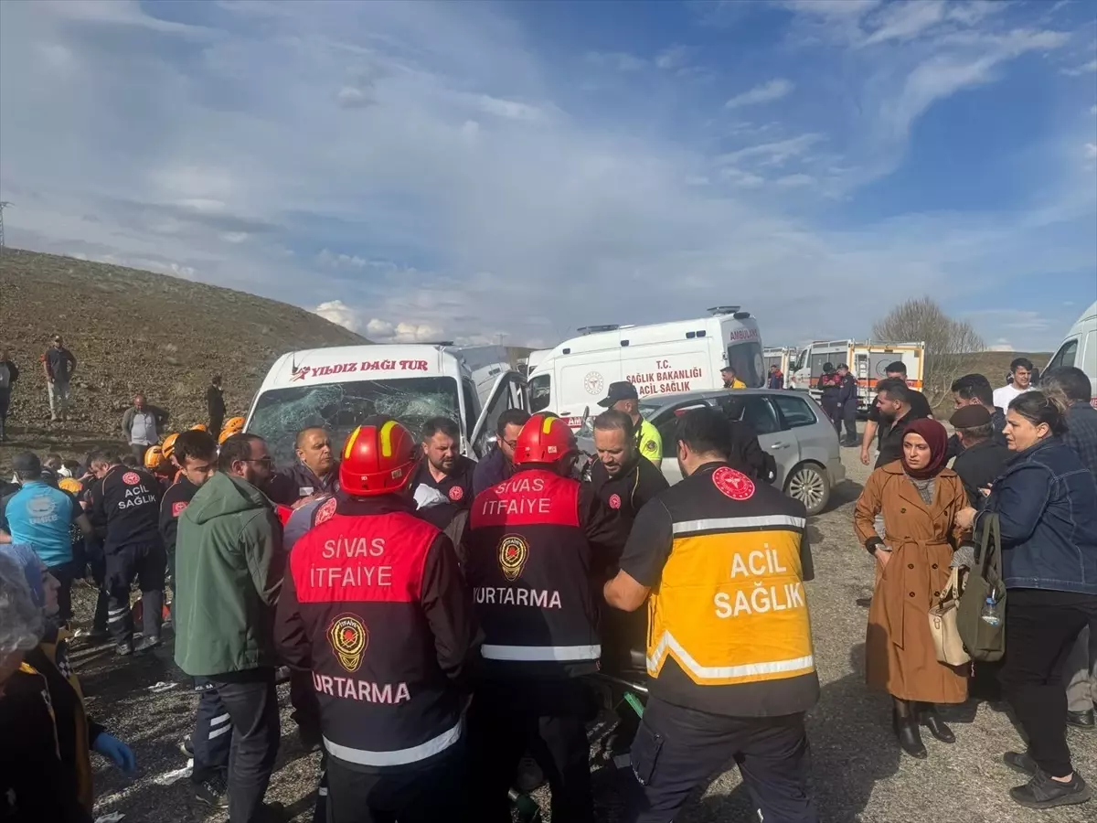 Sivas’ta Minibüs ile Otomobil Çarpıştı: 15 Yaralı