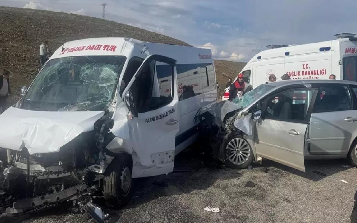 Sivas’ta Minibüs ve Otomobil Çarpıştı: 18 Yaralı