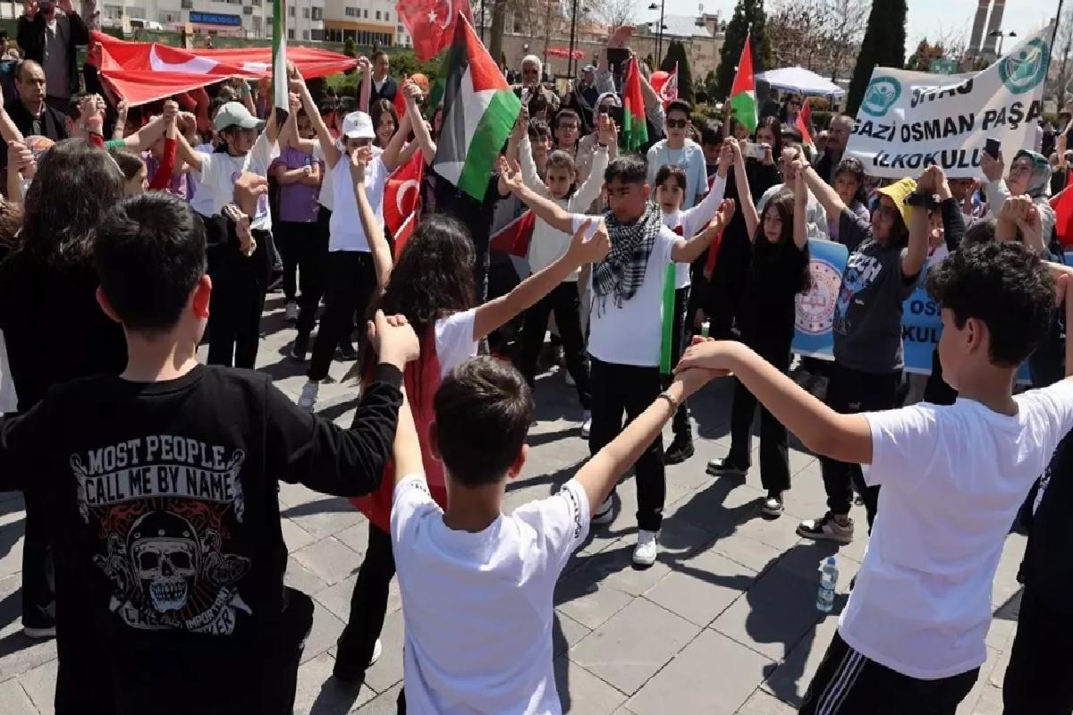 Sivas’ta Öğrenciler Gazze İçin Yürüdü