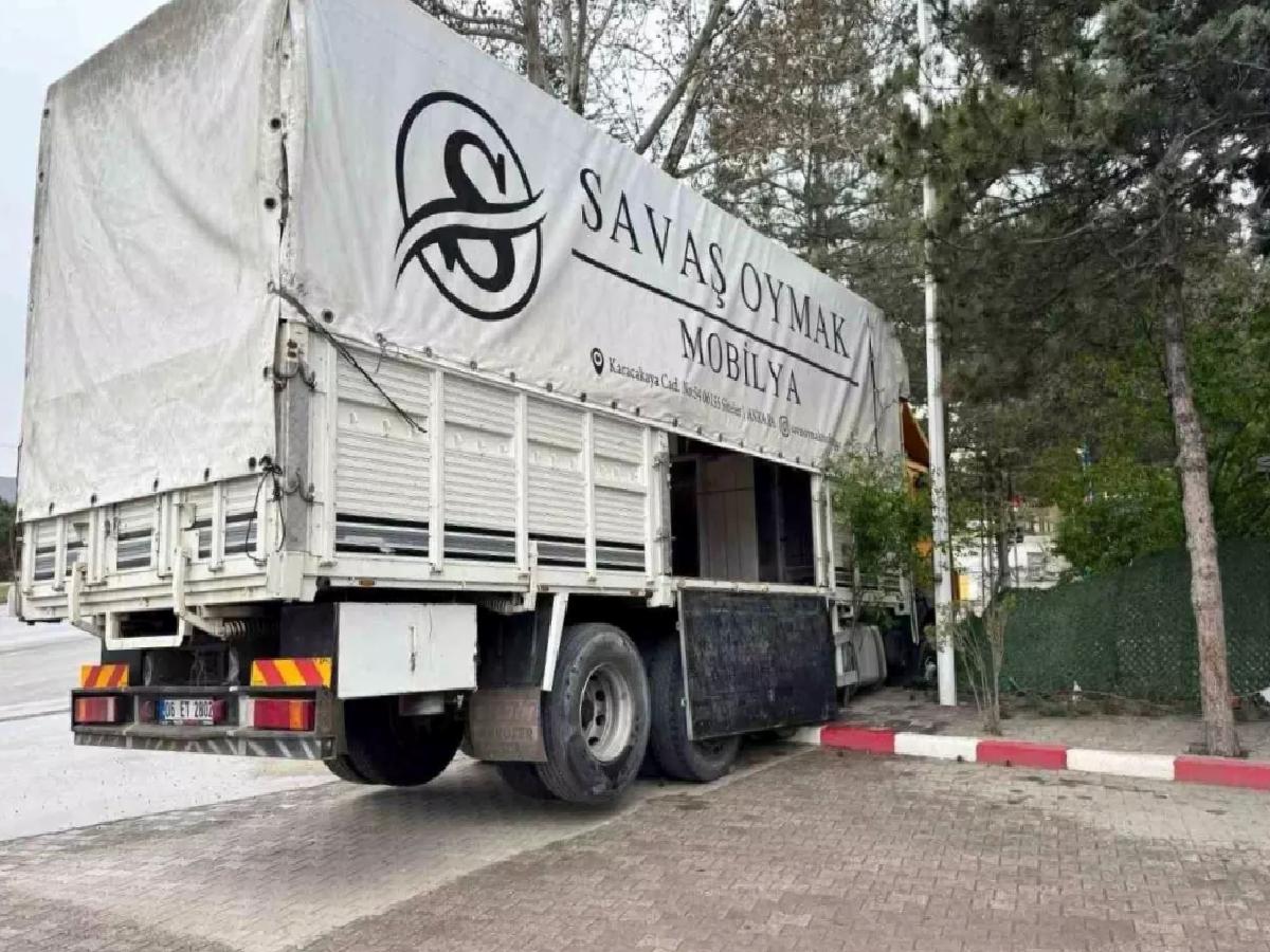 Sungurlu’da Kamyon Duvarda Asılı Kaldı