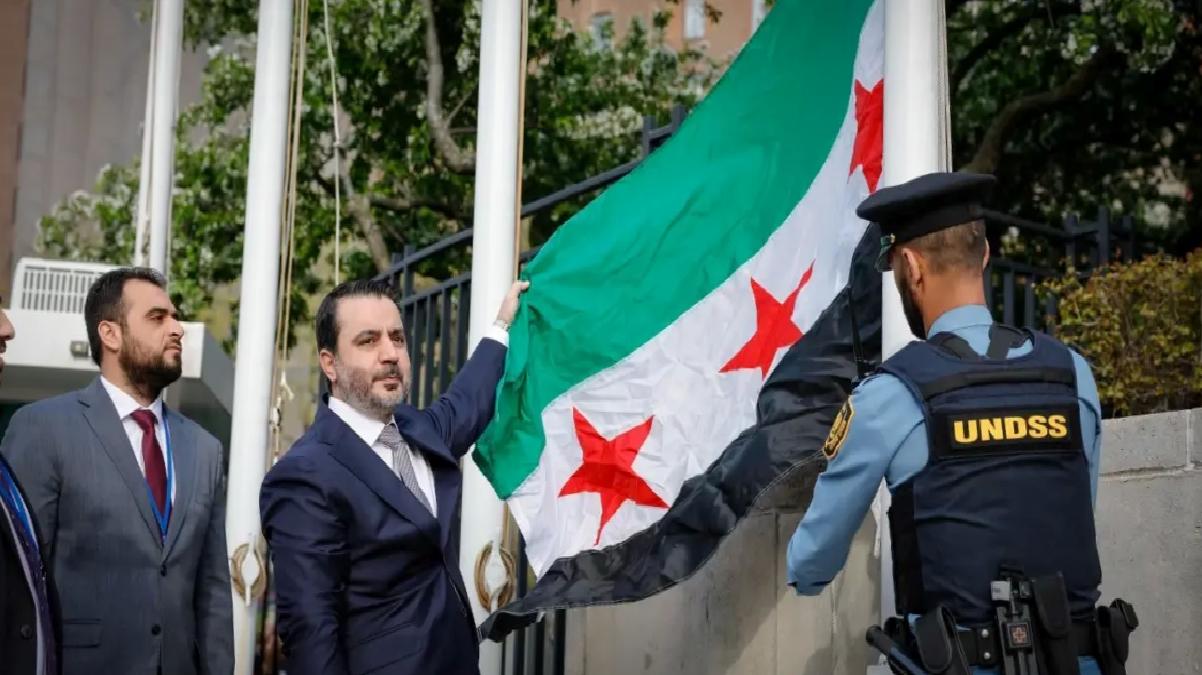 Suriye’nin Yeni Bayrağı BM’de Dalgalandı