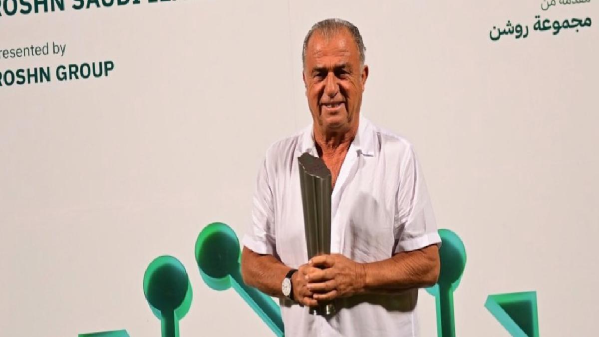 Suudi Arabistan’da ayın teknik direktörü seçilen Fatih Terim’e ödülü verildi