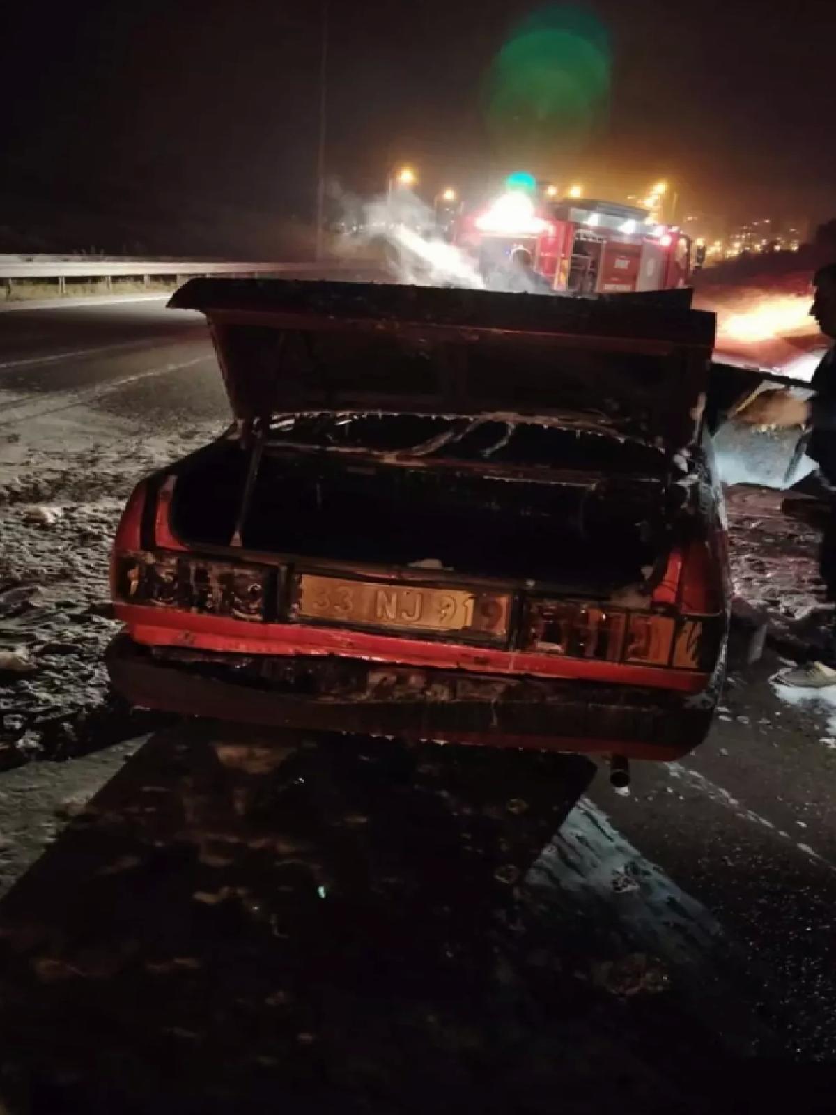 Tarsus’ta Seyir Halindeki Otomobil Alev Aldı