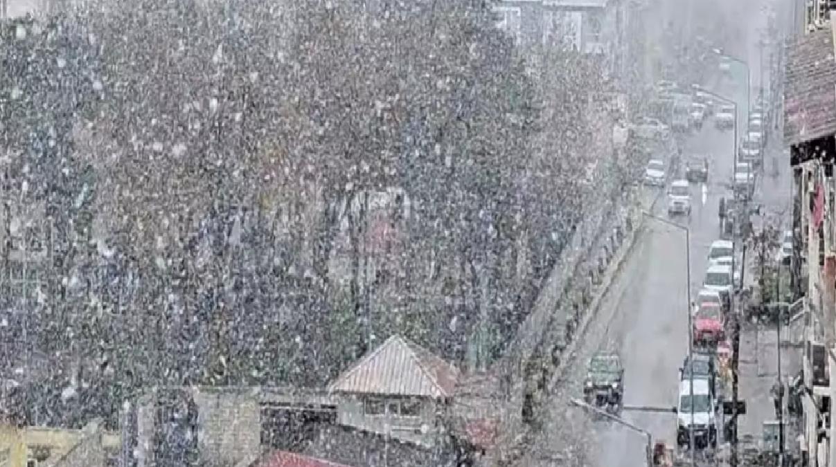 Tatvan’da Kar Yağışı Etkili Oluyor