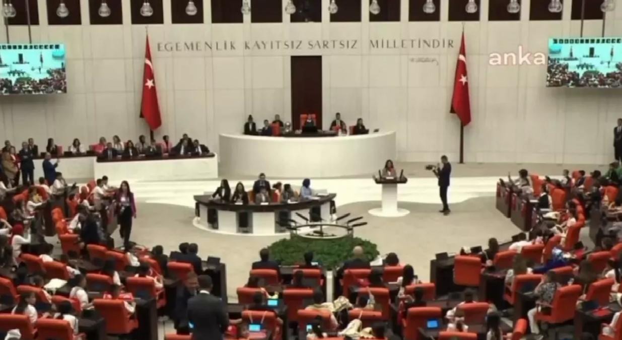 TBMM’nin açılışının 105. yıl dönümünde ulusal kompozisyon yarışmasında birinci olan İrem İmamlı’ya ödülü TBMM’de verildi