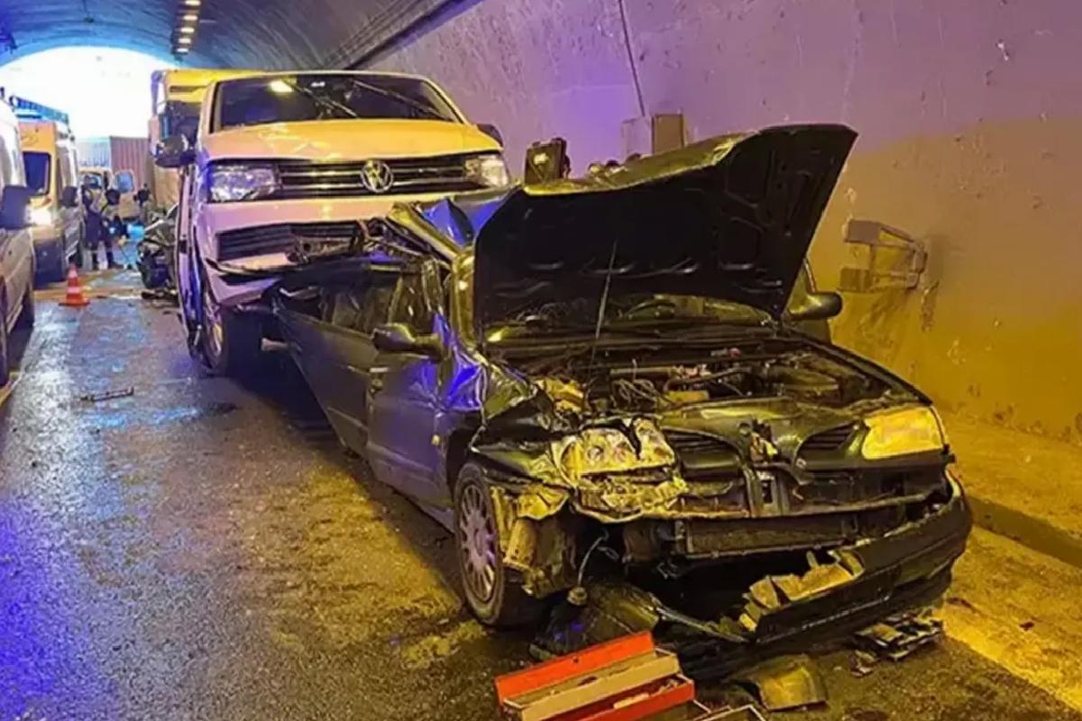 TEM Otoyolu’nda zinirleme kaza! 8 araç birbirine girdi