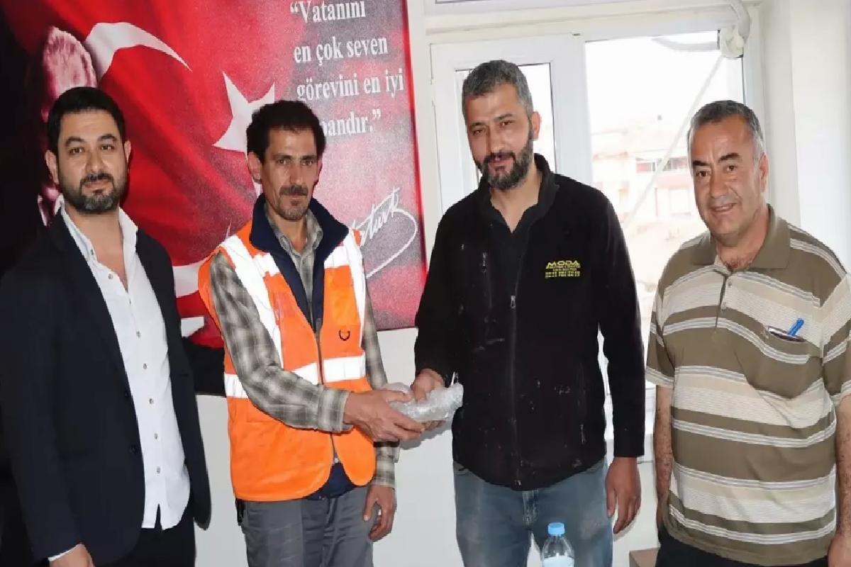 Temizlik İşçisi Duyarlılığı: Bulduğu 17 Bin Lirayı Sahibine Ulaştırdı