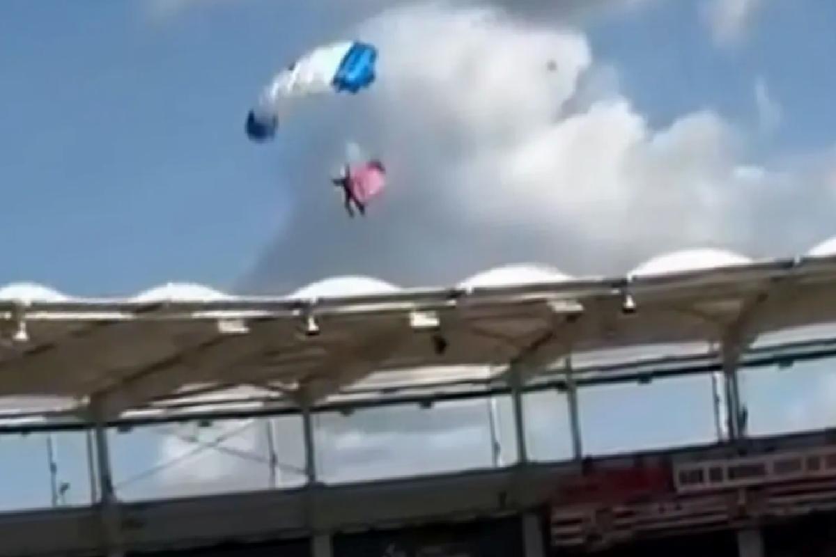 Topu getirmek için havalanan paraşütçü neye uğradığını şaşırdı