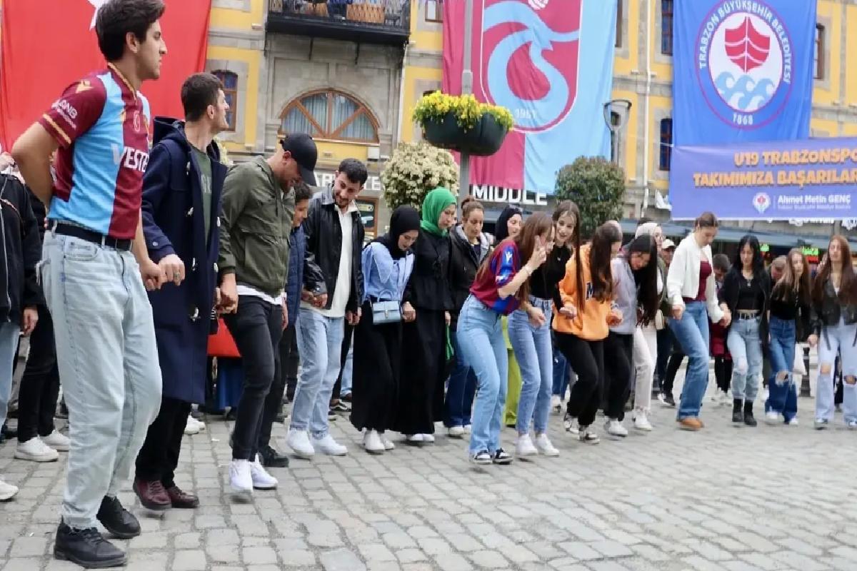 Trabzonspor taraftarları, UEFA Gençlik Ligi finalini dev ekrandan takip etti