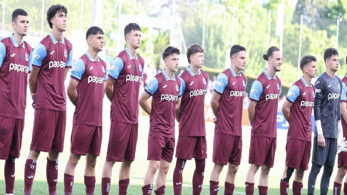 Trabzonspor tribünleri: Türkiye sizinle gurur duyuyor!
