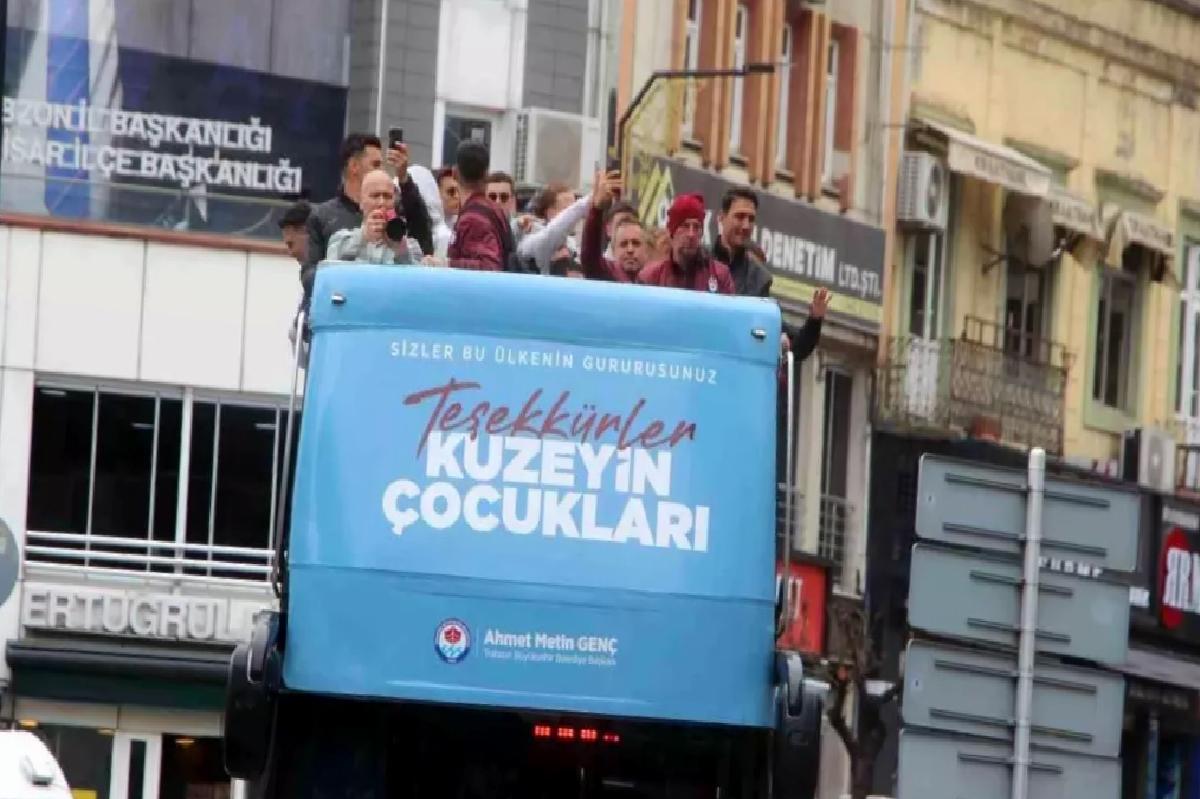 Trabzonspor U19, UEFA Gençlik Ligi’nde İkinciliği Taraftarlarıyla Kutladı