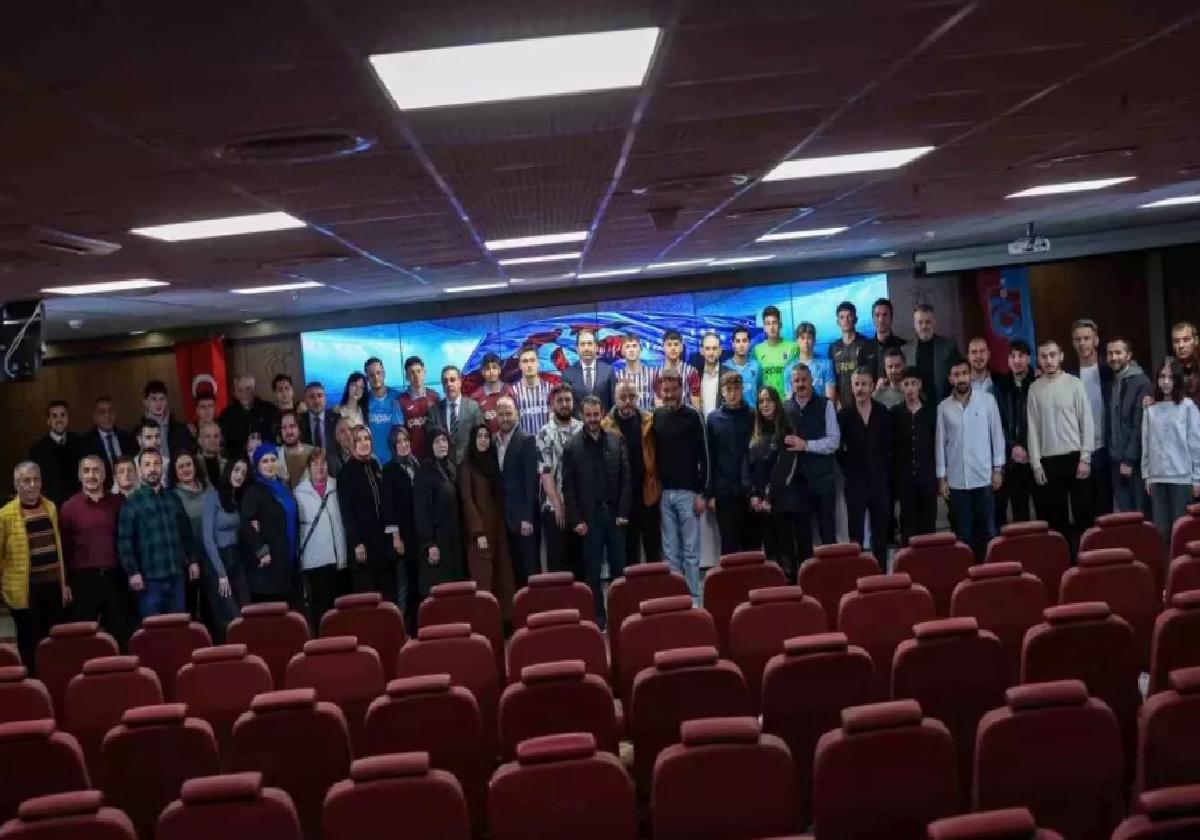 Trabzonspor U19’da 13 Futbolcuya Profesyonel Sözleşme