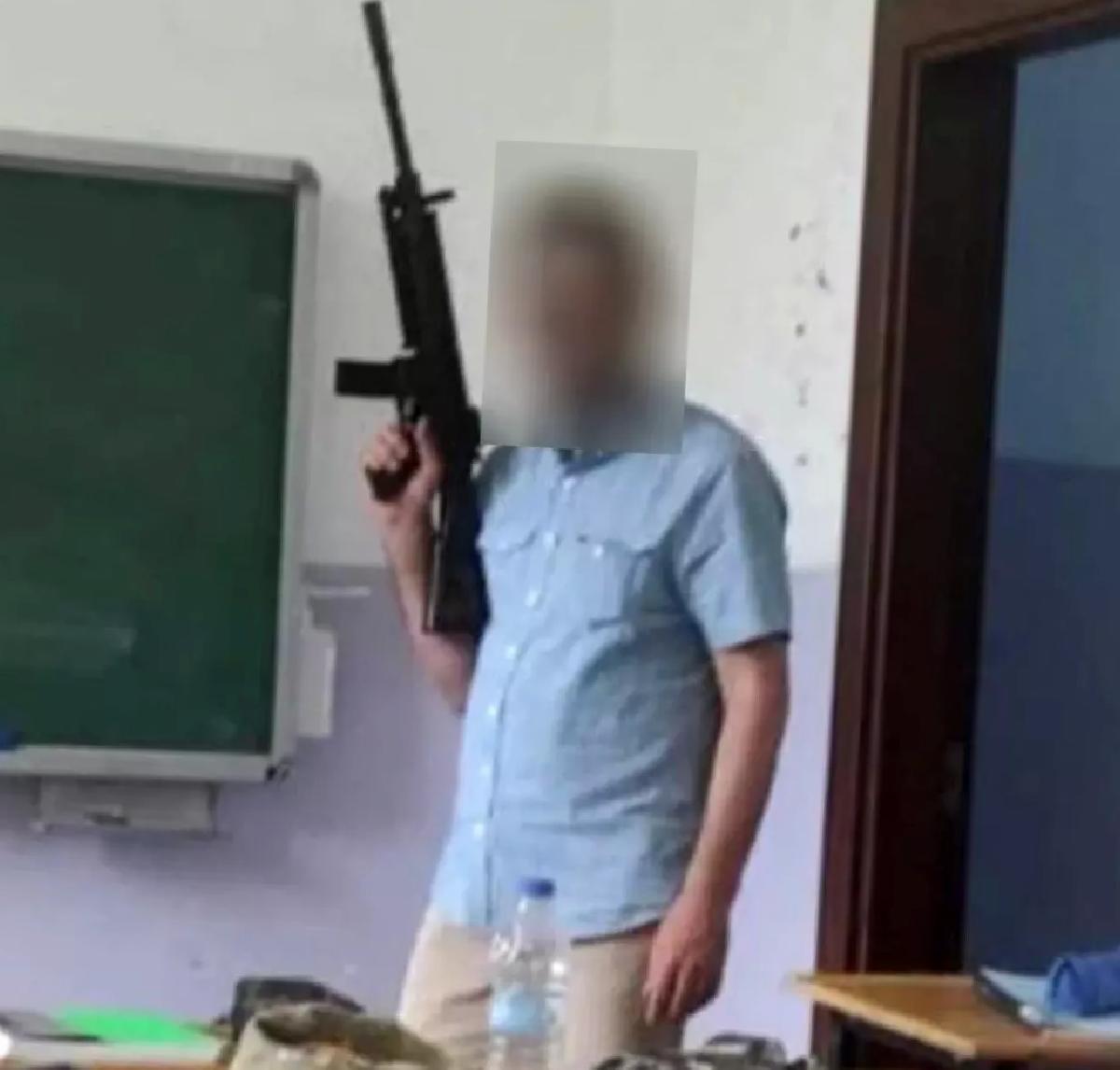 Tüfekle Poz Veren Müdür Yardımcısına İnceleme