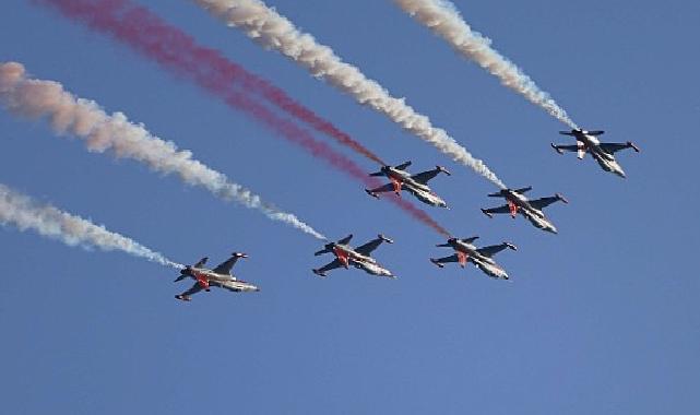 Türk Yıldızları’ndan Antalya semalarında nefes kesen gösteri
