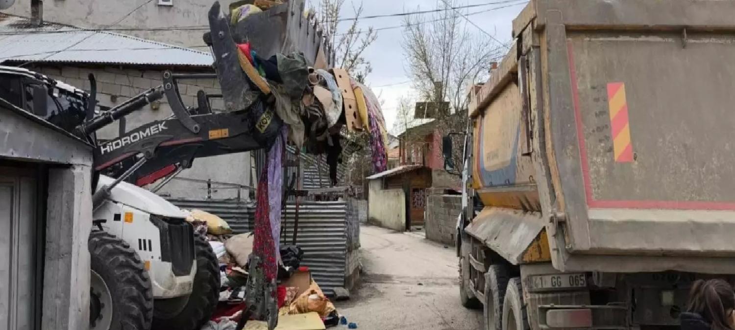 Tuşba’da Kötü Koku İhbarına 10 Ton Çöp Yanıtı