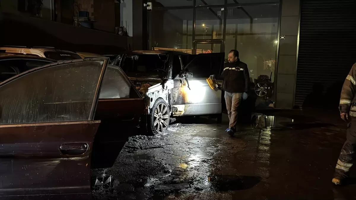 Tuzla’da cipte çıkan yangın 4 araca sıçradı