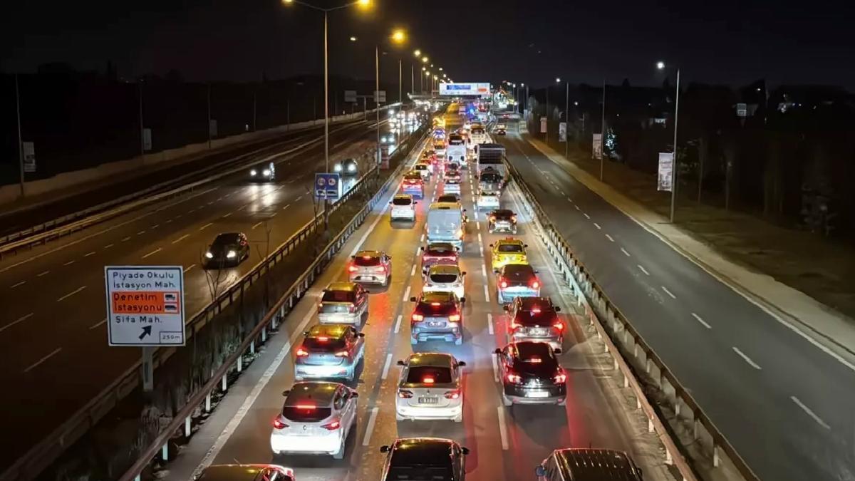 Tuzla’da D-100 Trafik Yoğunluğu