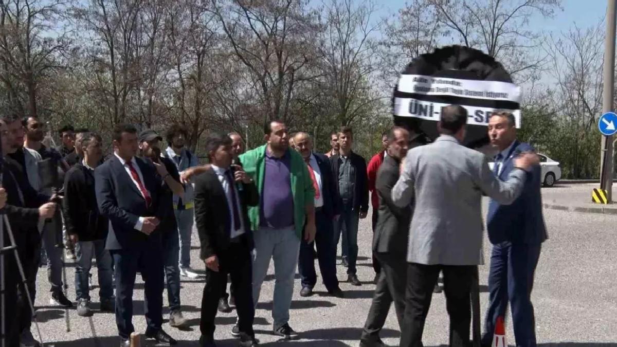 ÜNİPERSEN’den YÖK’e Siyah Çelenk