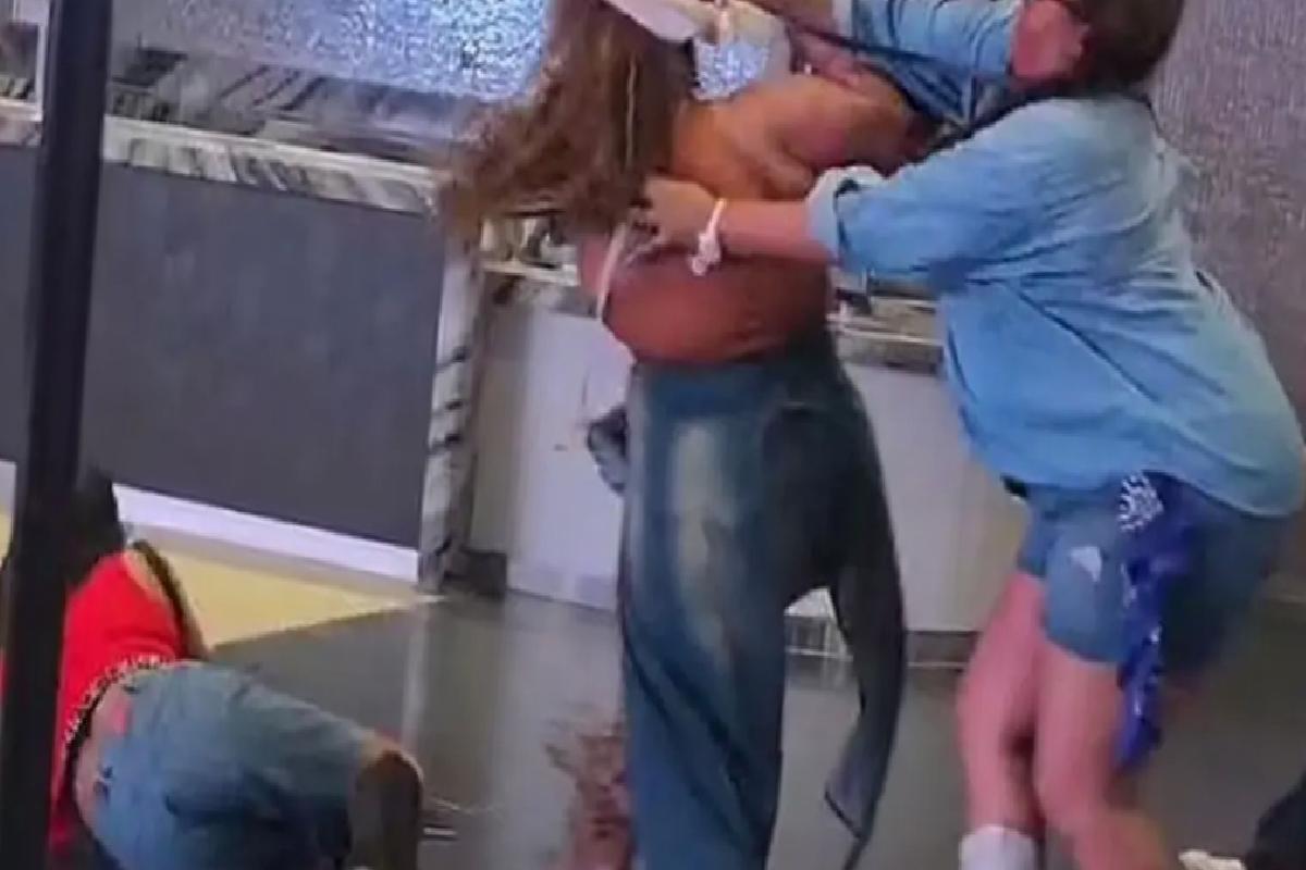 Ünlü şarkıcının konserinde VIP misafirler arasında şiddetli kavga çıktı