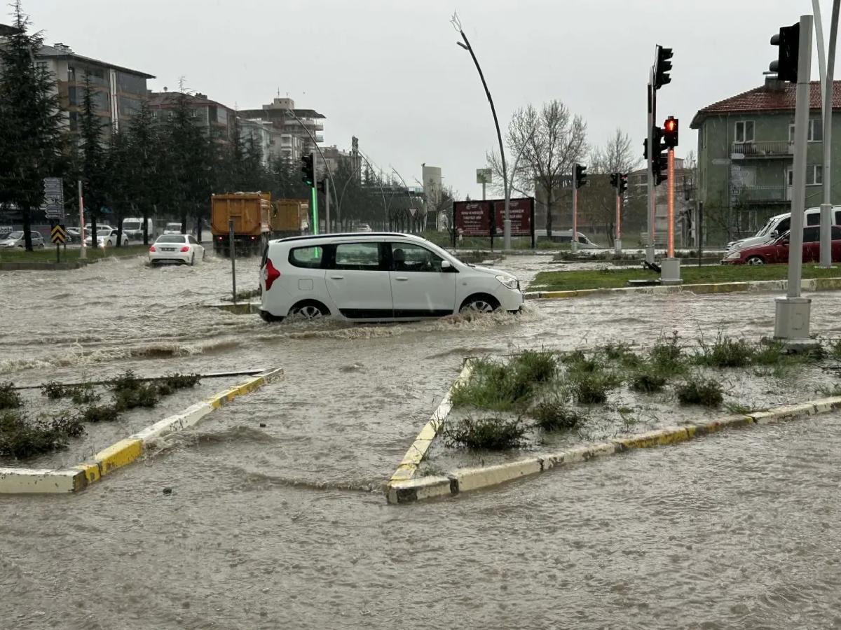 Uşak’ta Ani Sağanak Hayatı Olumsuz Etkiledi