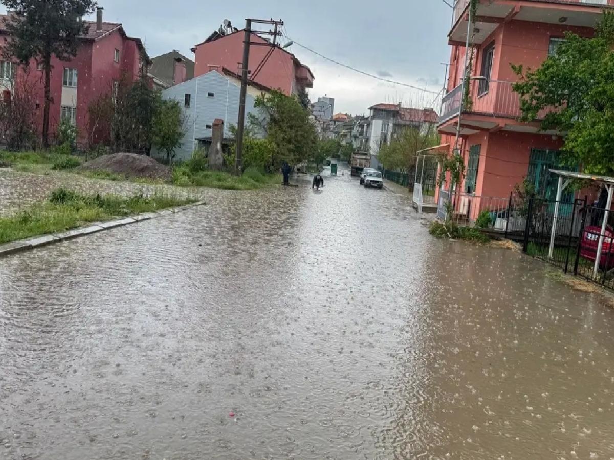 Uşak’ta Sağanak Yağış Hayatı Olumsuz Etkiledi