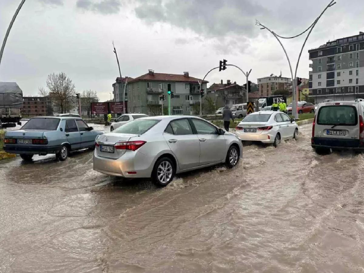Uşak’ta Sağanak Yağış Yolları Göle Döndürdü