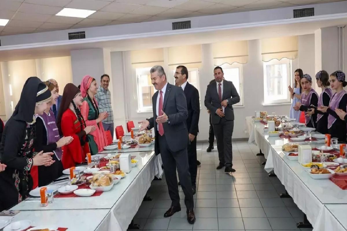 Vali Ergün, Gürcü Öğrencilerle 23 Nisan’ı Kutladı