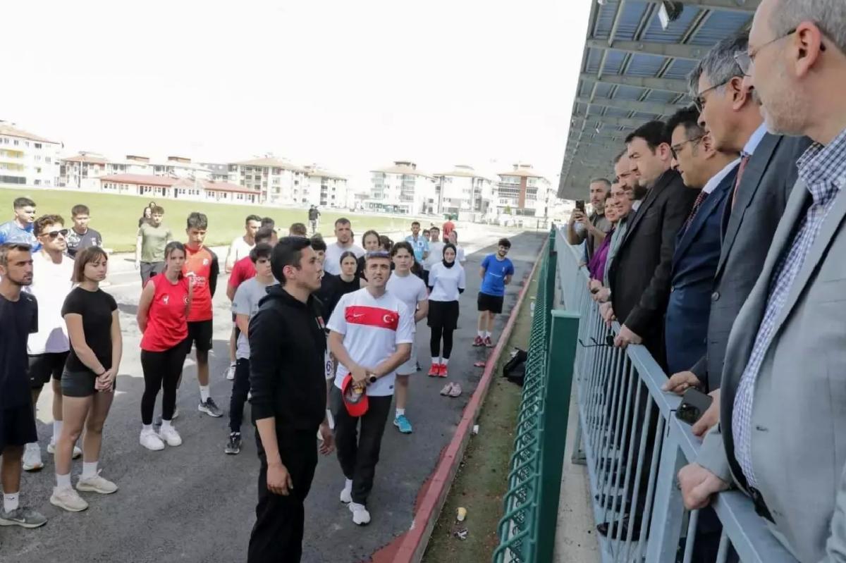 Vali Işın, Spor Bilimleri Öğrencilerini Ziyaret Etti