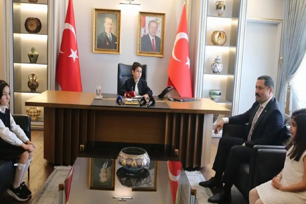 Valiler Makamlarını Öğrencilere Bıraktı
