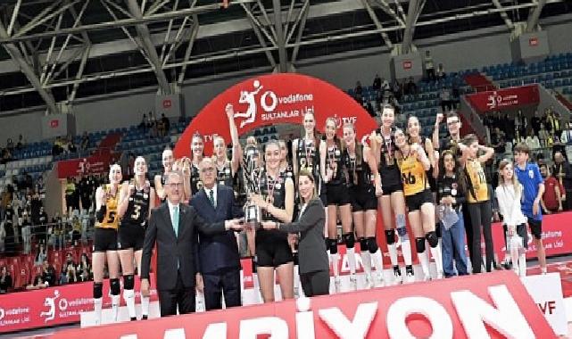 Van Ryk, ödülünü Vodafone Türkiye İcra Kurulu Başkan Yardımcısı Meltem Bakiler Şahin’in elinden aldı.