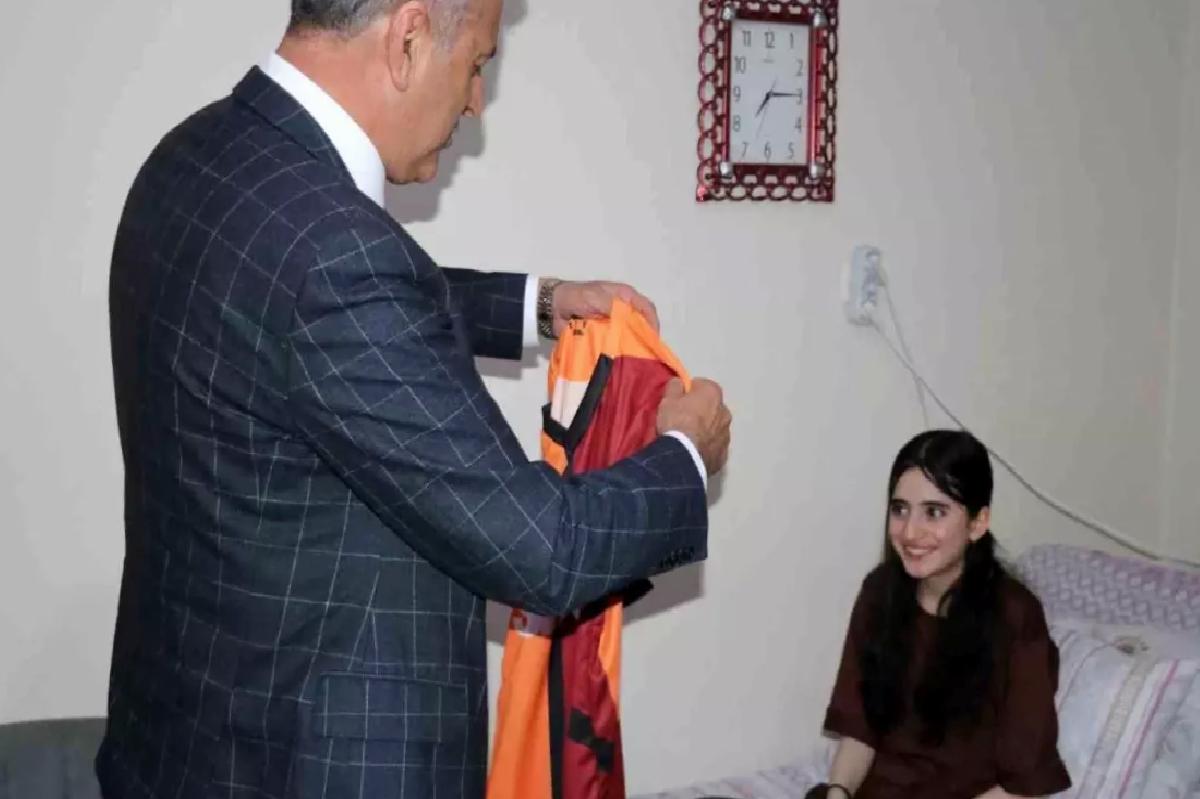 Van’da Galatasaraylı engelli kızın hayali gerçek oldu