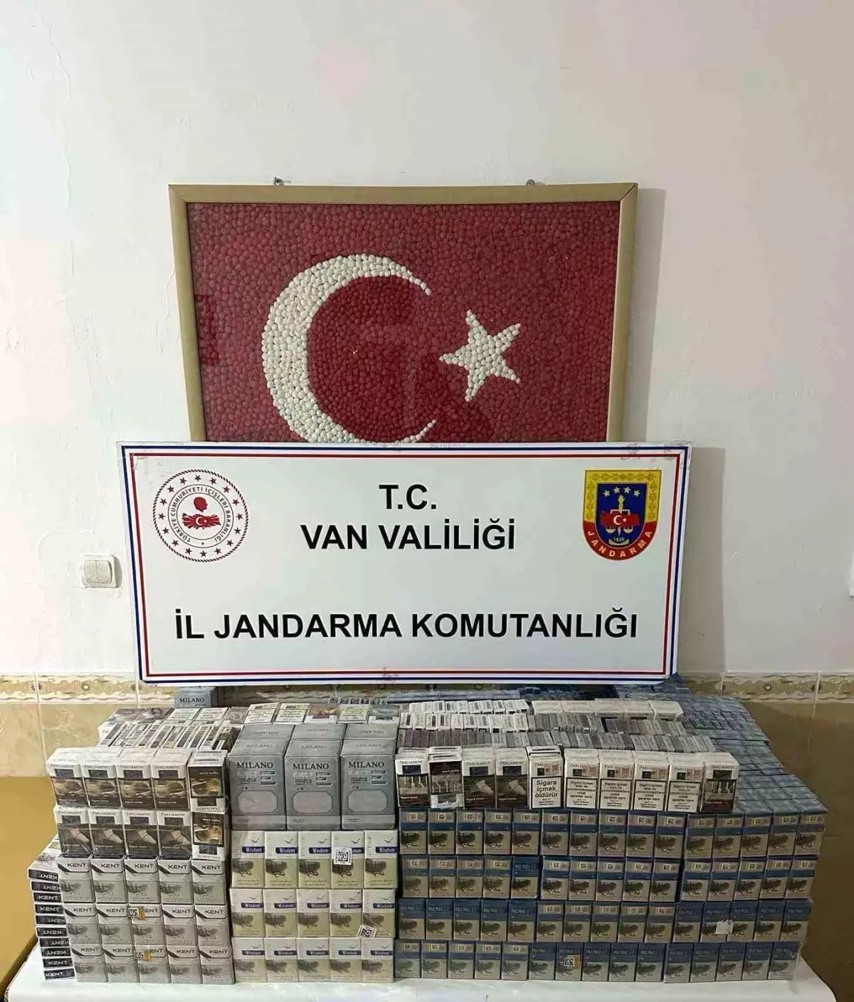 Van’da Kaçak Sigara ve Tüfek Ele Geçirildi