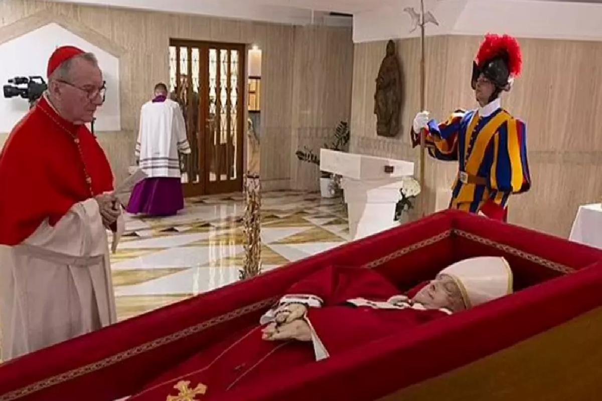 Vatikan Papa Francis’in açık tabuttaki fotoğraflarını yayınladı